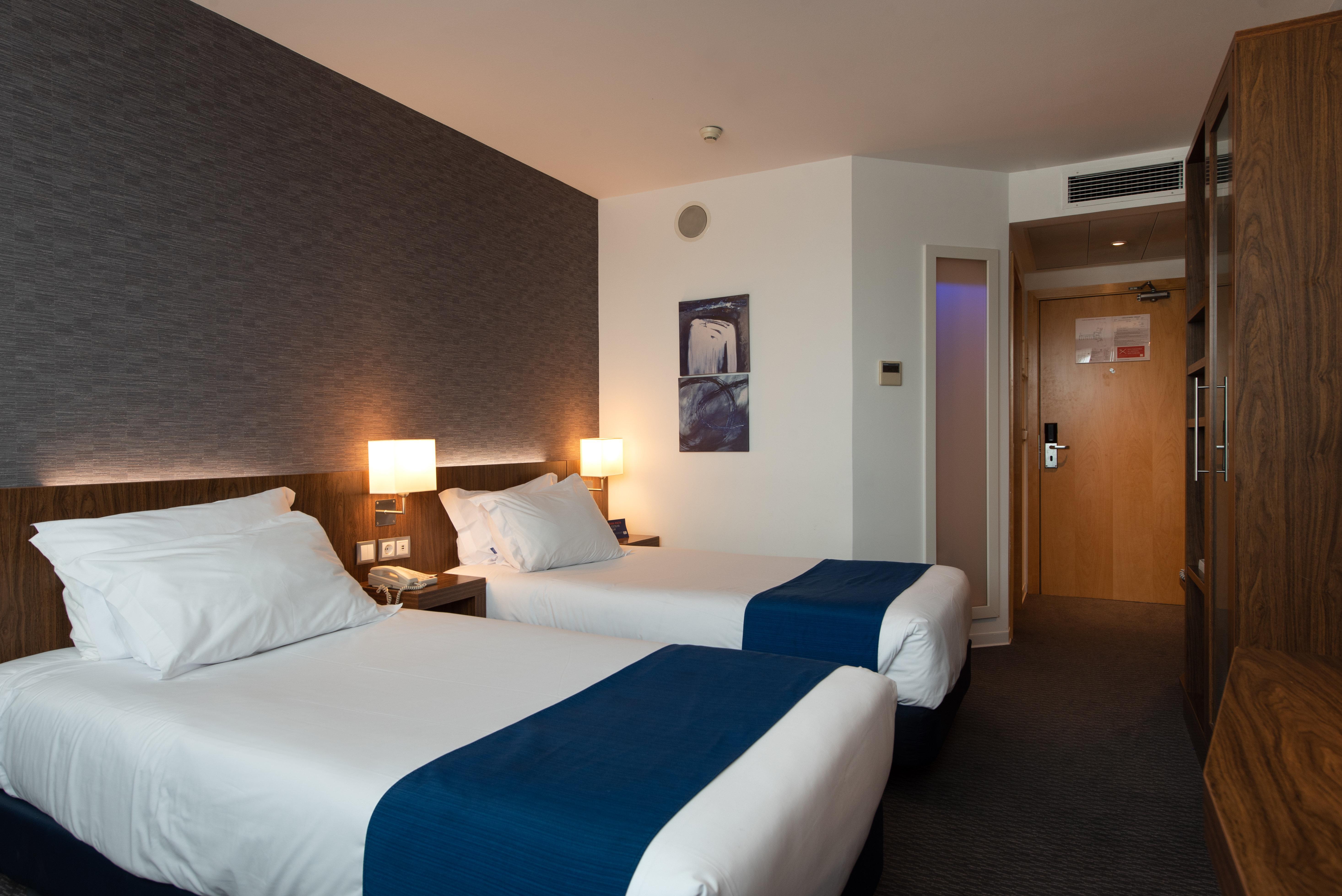 Holiday Inn Express Lisbon Airport By Ihg Portela  Exterior photo