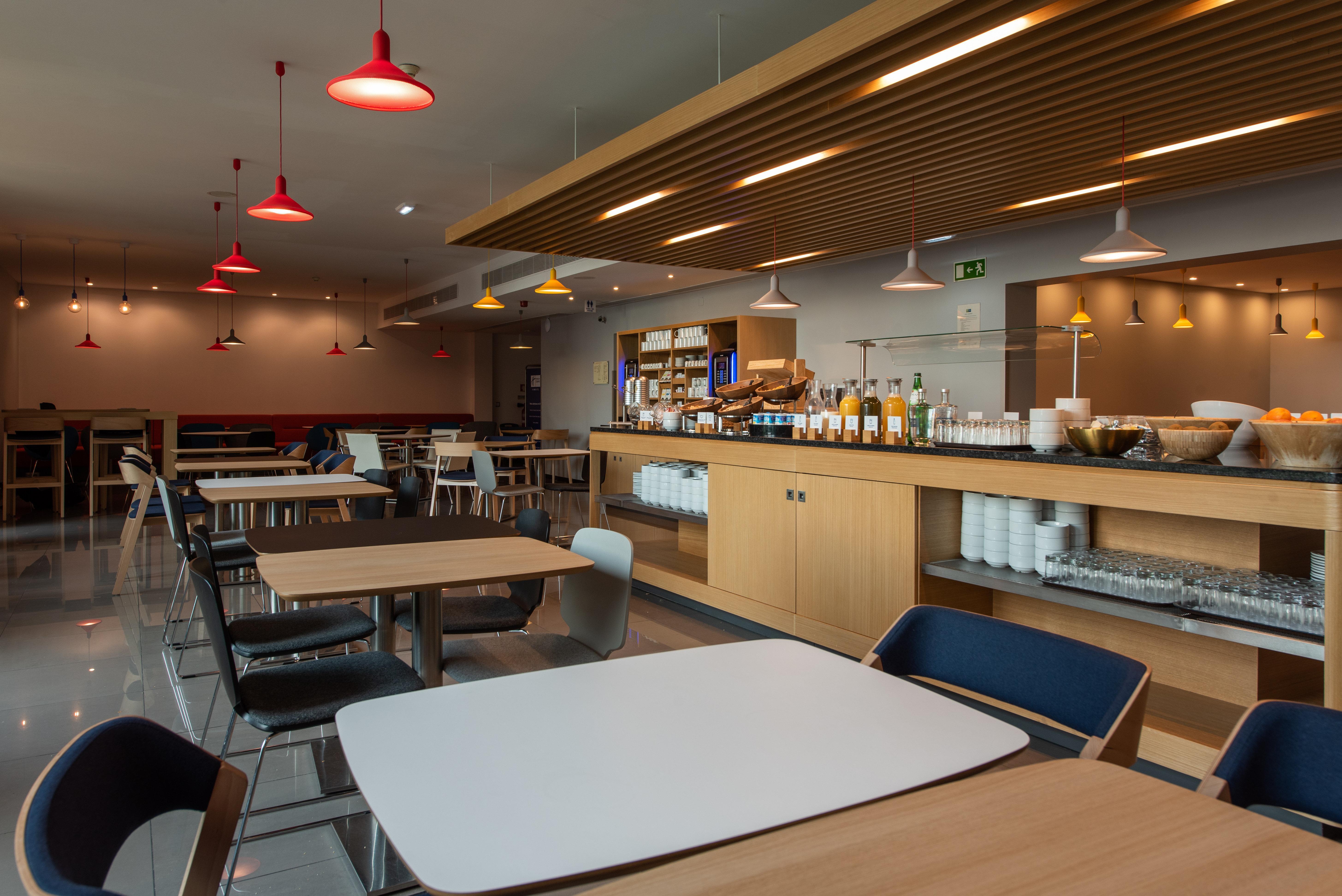 Holiday Inn Express Lisbon Airport By Ihg Portela  Exterior photo