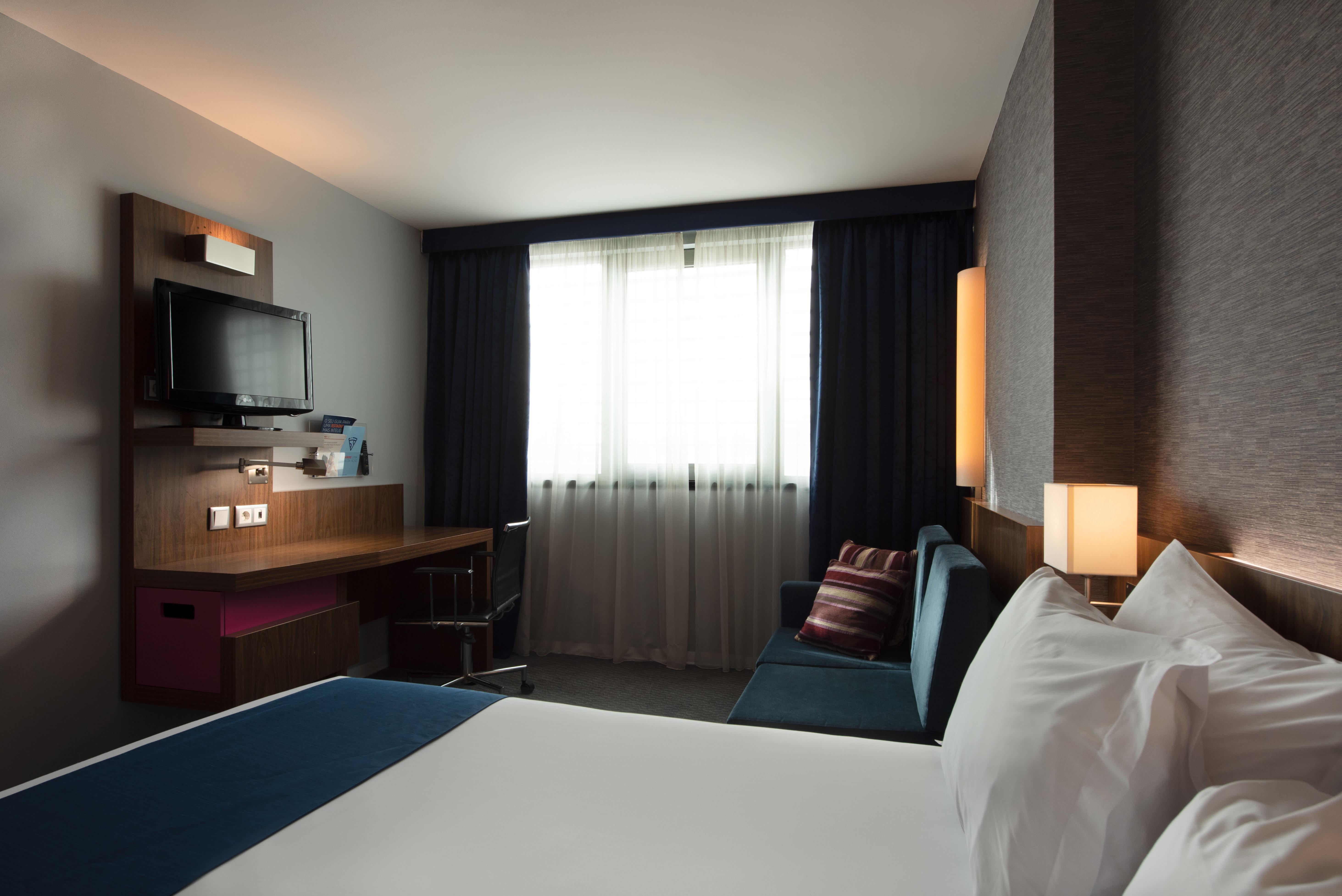 Holiday Inn Express Lisbon Airport By Ihg Portela  Exterior photo