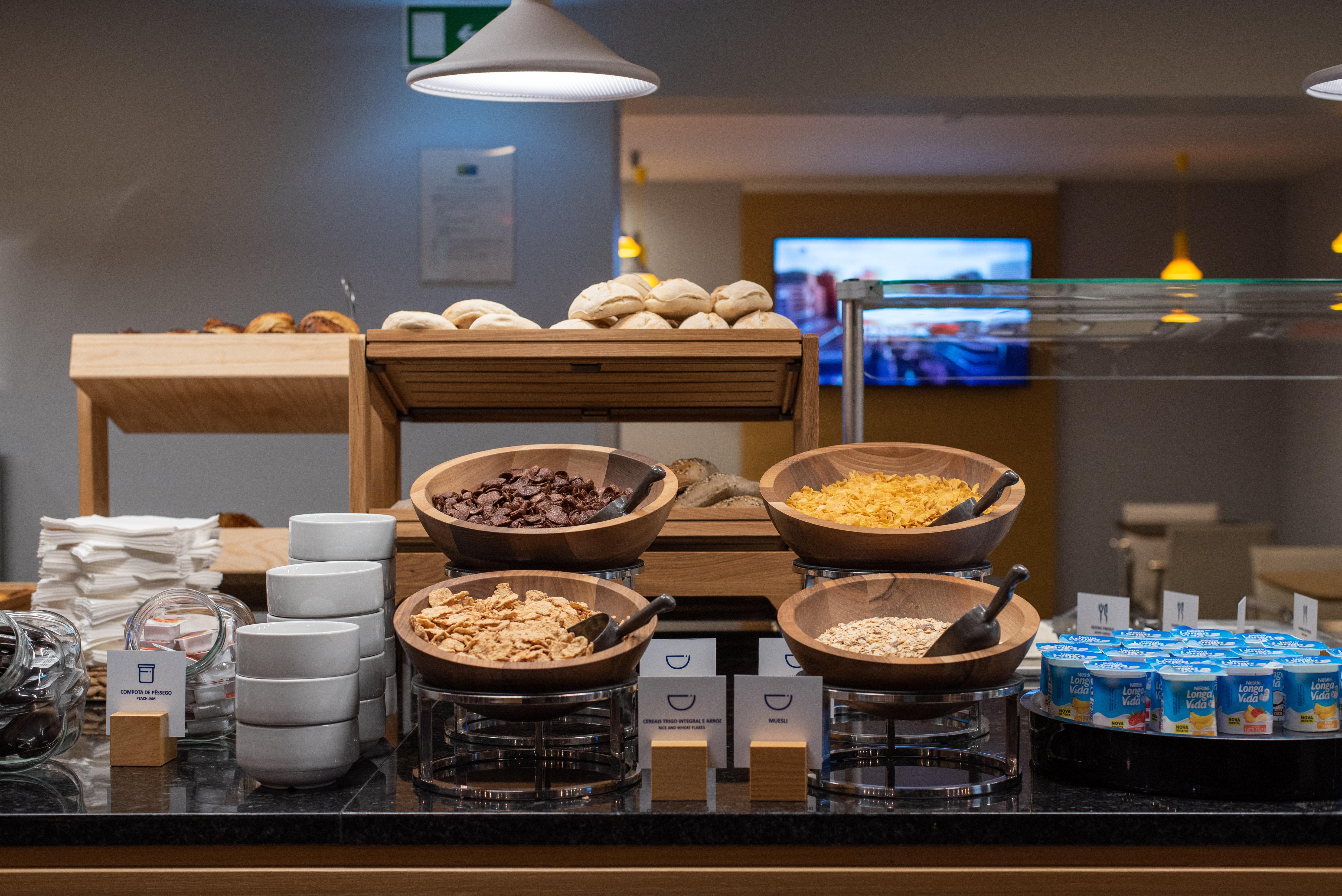Holiday Inn Express Lisbon Airport By Ihg Portela  Exterior photo