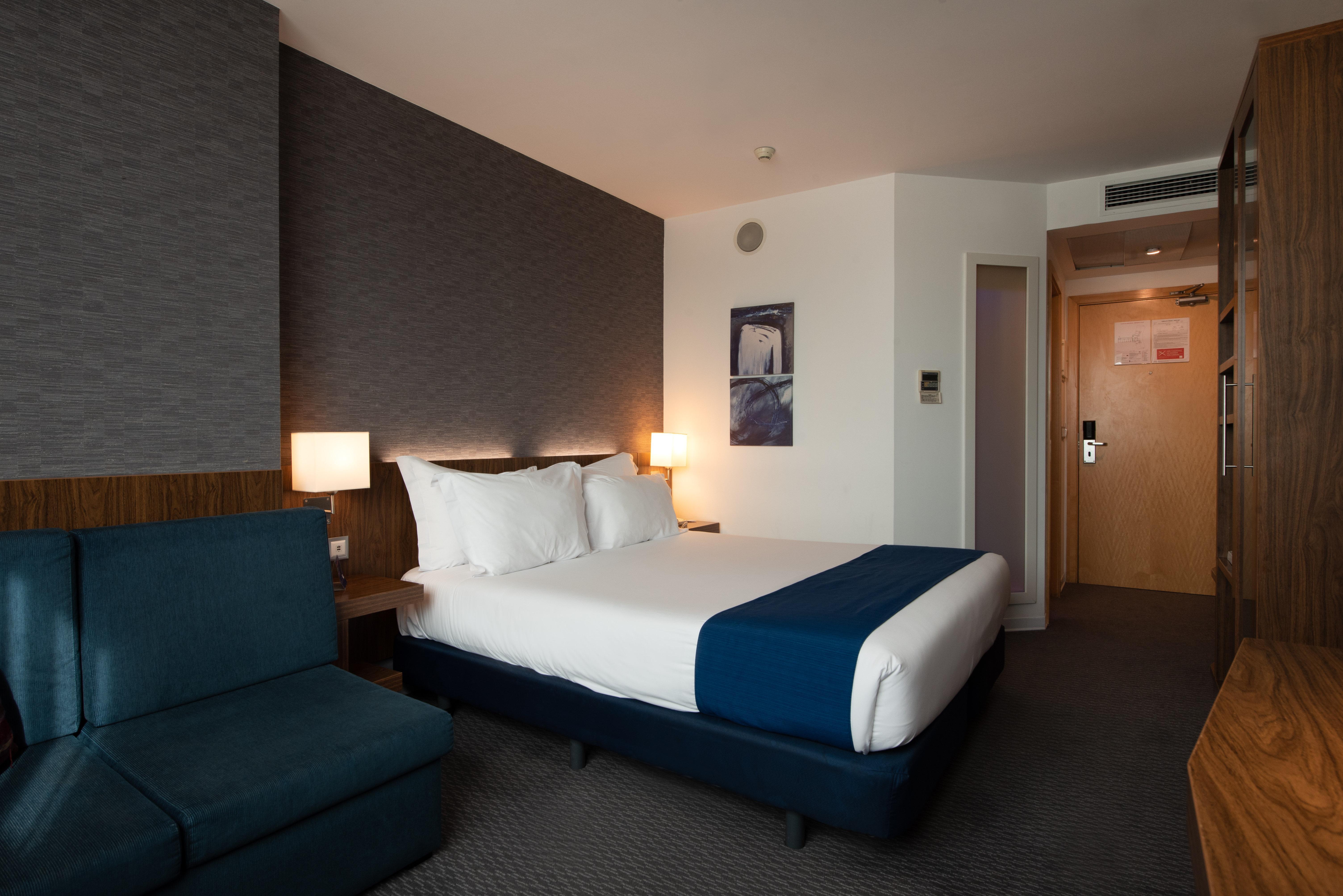 Holiday Inn Express Lisbon Airport By Ihg Portela  Exterior photo